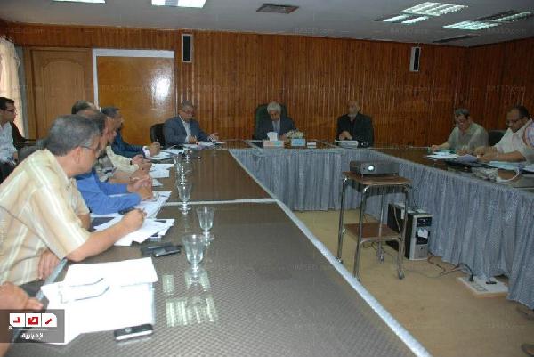 محافظ أسيوط يناقش مشروعات الصرف الصحي والمياه