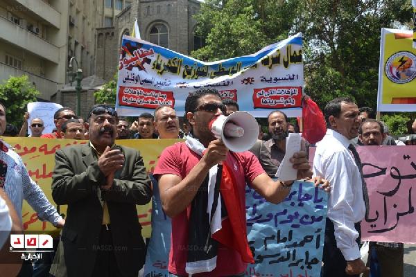 عمال الكهرباء يعتصمون أمام”الوزراء” للمطالبة بحقوقهم