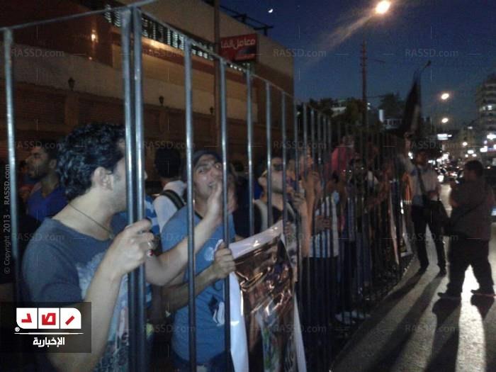 6 إبريل يعتصمون فى قفص حديدي أمام الاتحادية