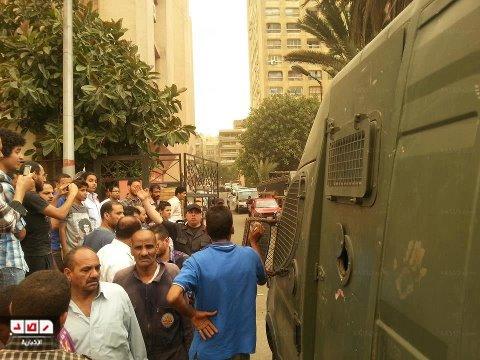 من أجل العلاوة..عمال الكهرباء يقطعون الطريق ويعتدون على ضابط