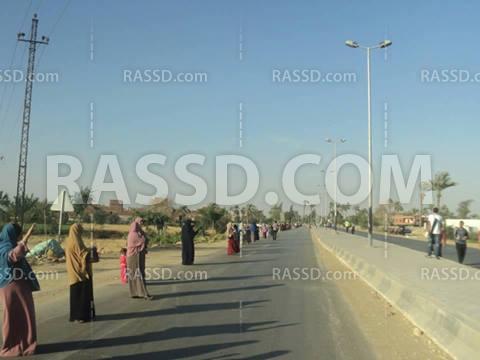 سلسلة بشرية مناهضة للانقلاب على طريق “القاهرة – بني سويف”