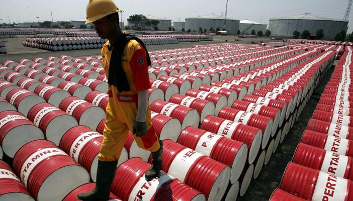 النفط يتراجع بعد موجة مخاوف من ضخامة الإمدادات