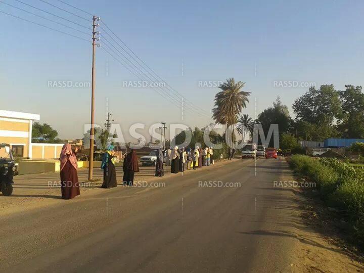 سلسلة بشرية مناهضة للانقلاب بإيتاي البارود