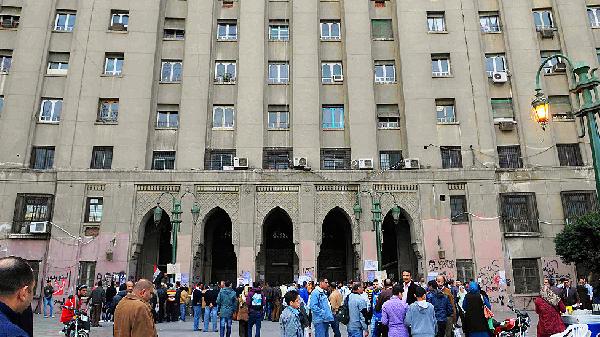 تظاهرة  للعاملين بـ”المجمع” للمطالبة بحقوقهم المالية