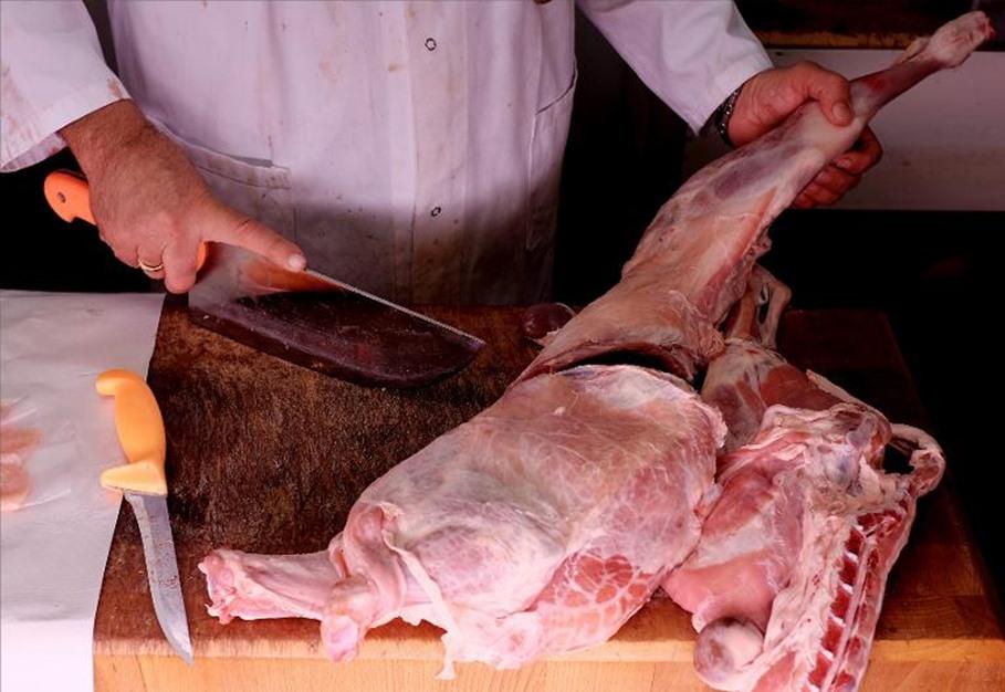 بلاغ يطالب بالتحقيق مع رئيس الوزراء بتهمة إطعام الشعب لحوم خنازير