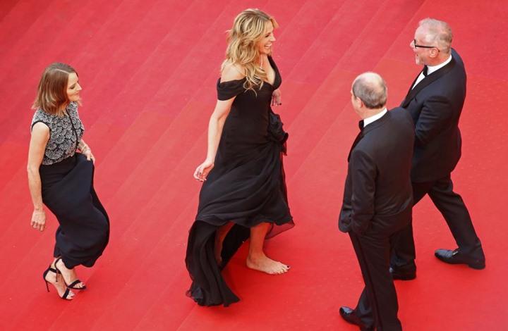 جوليا روبرتس حافية في “كان” احتجاجًا على قرار الكعب العالي