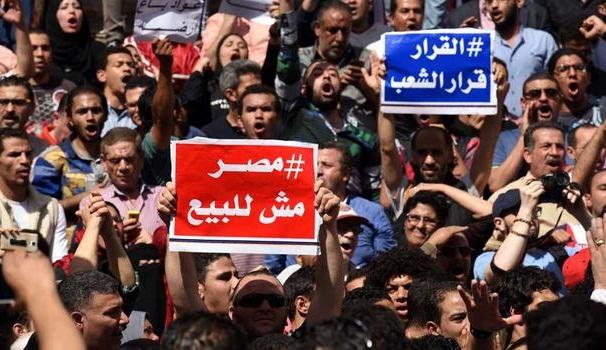 حبس 51 من متظاهري 25 إبريل عامين مع الشغل