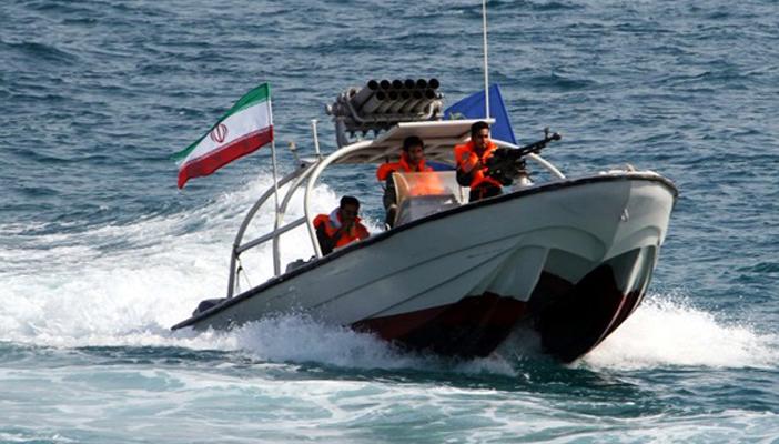 البحرية الإيرانية تطلق أعيرة تحذيرية على سفينة شحن بمياه الإمارات