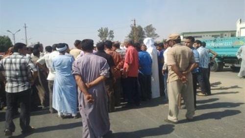 أهالي “قصاصين الأزهار” بالشرقية يقطعون الطريق احتجاجا على بوار أراضيهم