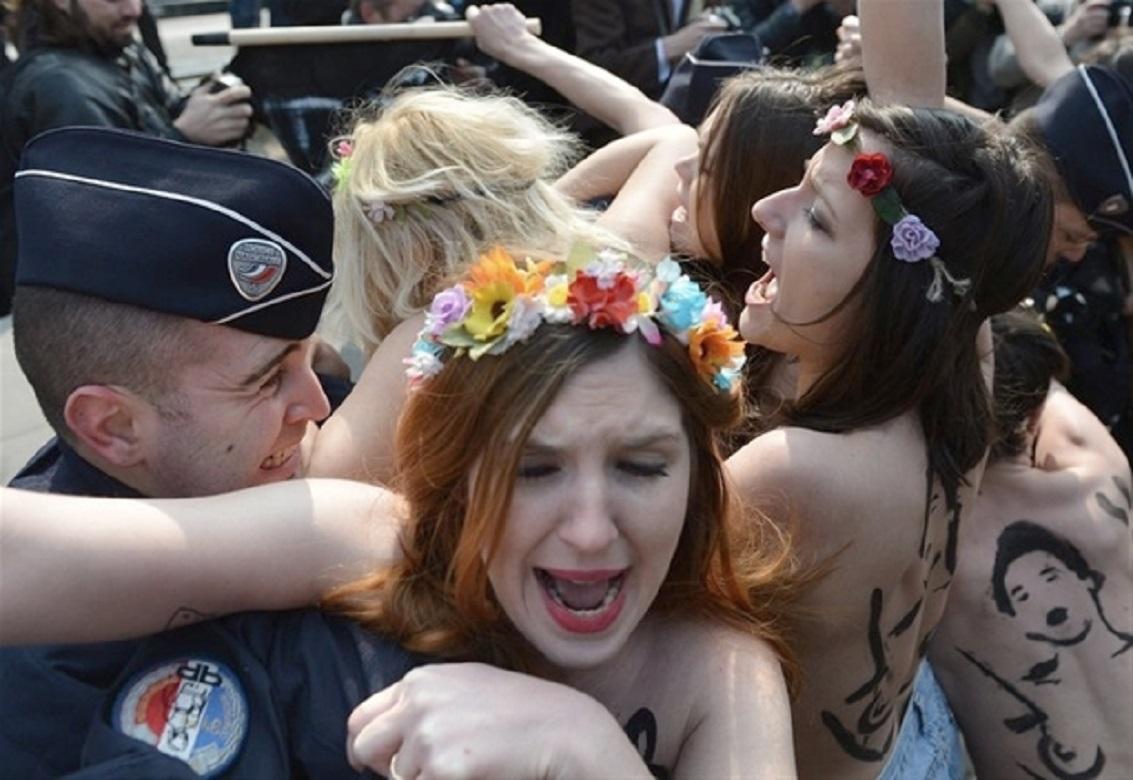 ناشطات “عاريات الصدر” يقتحمن محاضرة دينية لحفيد حسن البنا في باريس