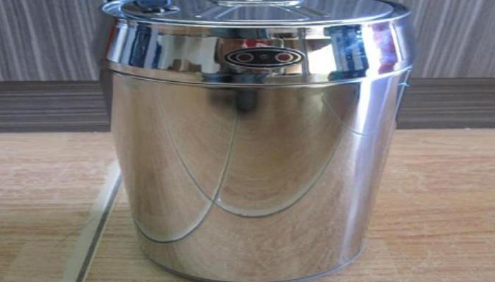 صندوق قمامة متحرك يدعو المارة لإطعامه بالمخلفات!