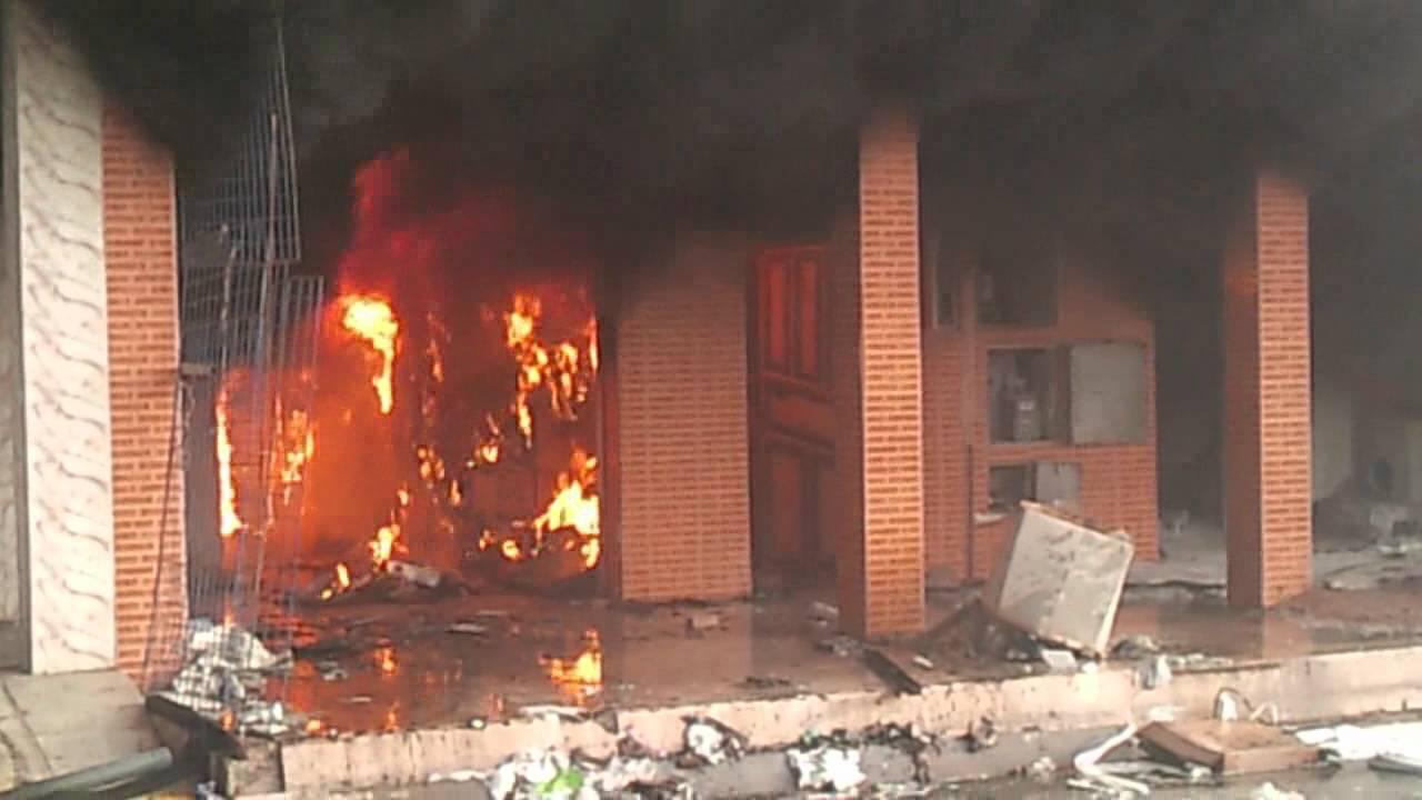 حريق يلتهم عددًا من المحلات بميدان “شيكوريل” في أسيوط