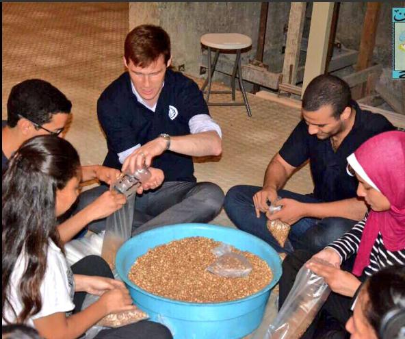 السفير البريطاني بالقاهرة يشارك في تجهيز شنط رمضان