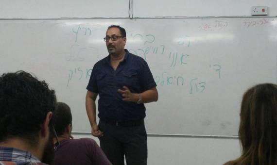 هشام فريد.. مصري يعلّم لهجته لطلاب جامعة “بار إيلان” الإسرائيلية