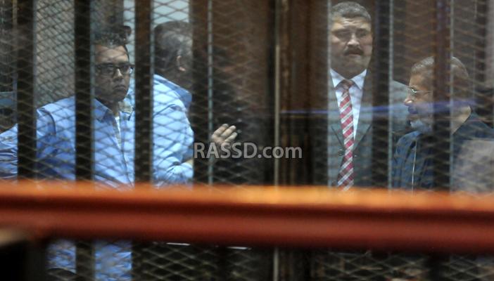 إيداع مرسي وبديع القفص الزجاجي للحكم بقضيتي التخابر ووادي النطرون