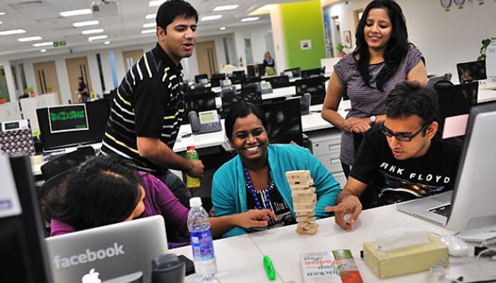 فيسبوك برفع أجور عمال النظافة والأمن إلى 15 دولارًا في الساعة