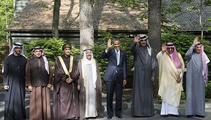 بالفيديو.. محمد بن زايد يُحرج نفسه بمحاولة الوقوف بجانب أوباما