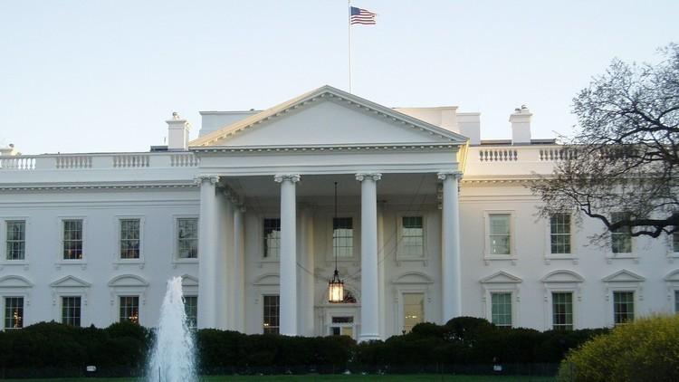 بالفيديو والصور.. إغلاق البيت الأبيض بعد محاولة مجهول تسلق السياج