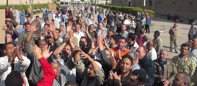 عمال المحلة يدخلون في إضراب عن العمل بعد تأخر صرف رواتبهم