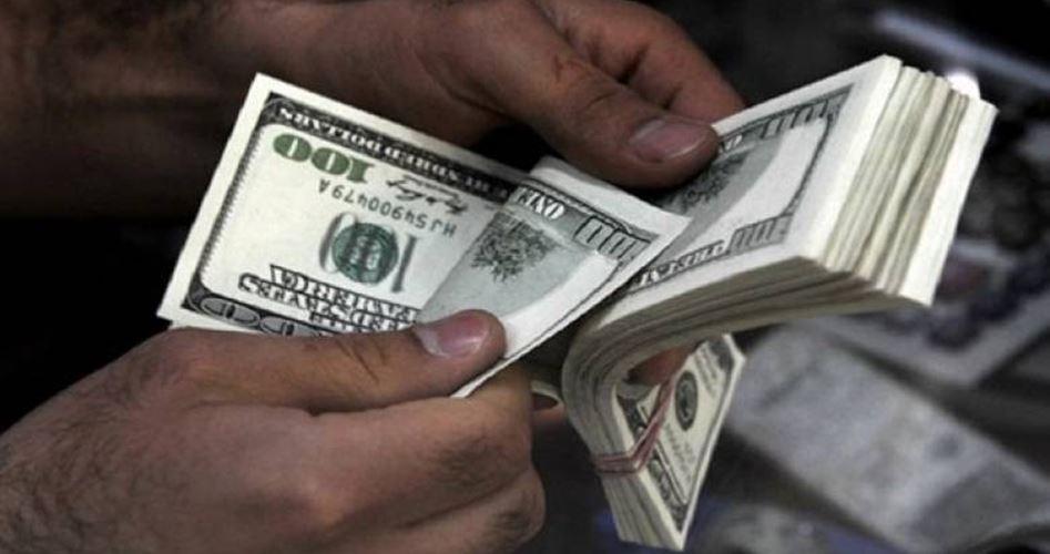 بسبب نقص الدولار.. البنوك تكثف اقتراضها من الخارج