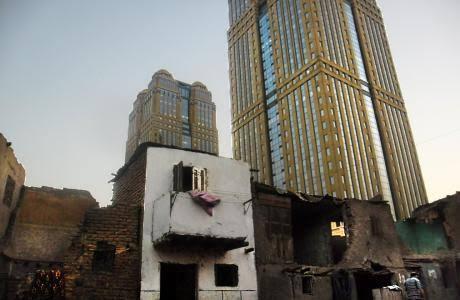 عائلة ساويرس.. من الاتهام بالنصب إلى الهجوم على العشوائيات