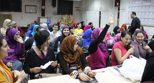 بالصور والفيديو.. مدرس فلسفة يستعين براقصة وأراجوز في درس خصوصي