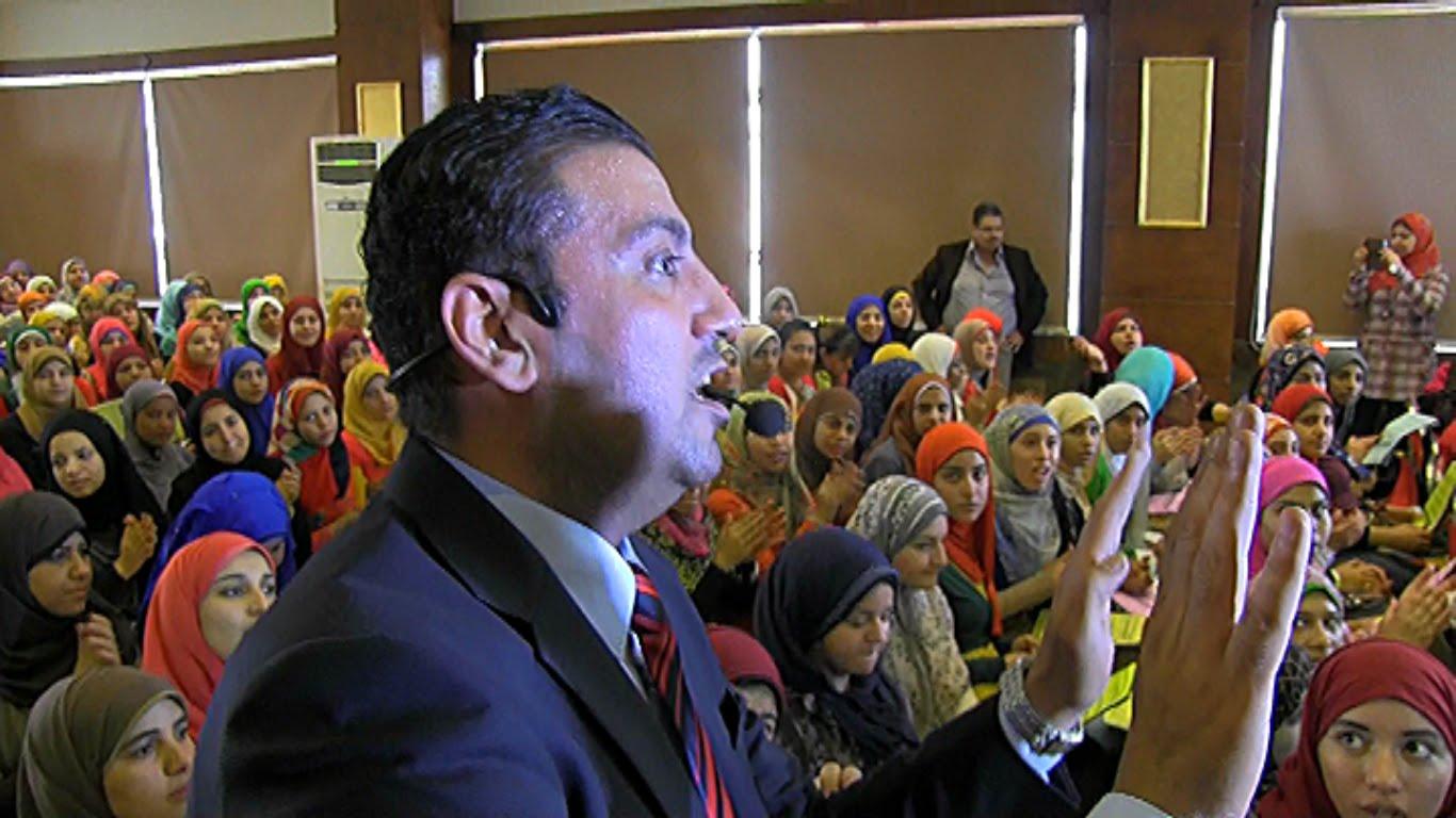 بعد إثارته الجدل بالراقصة والأراجوز.. مدرس الفلسفة: “بطبق الدروس عملي”