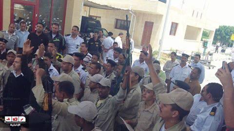 انضمام أهالي المختطفين إلي الجنود المعتصمين برفح