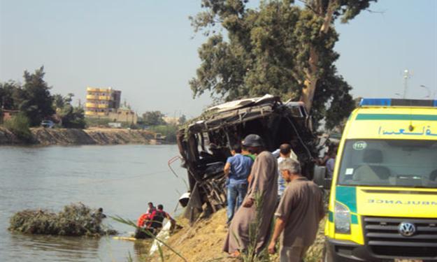 مصرع وإصابة 15 في انقلاب سيارة جنوب المنيا