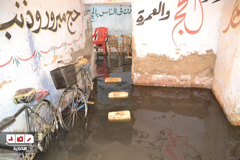 بالصور .. مياه الصرف الصحي  تغرق المنازل بالوادي الجديد