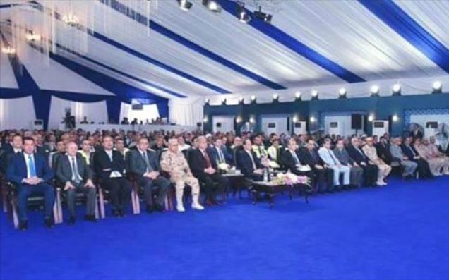 بالصور.. نشطاء يقارنون بين قاعة خطاب السيسي وعلم إسرائيل