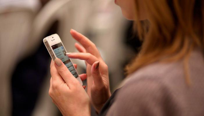 ترحيل سيدة من الإمارات بسبب فحصها هاتف زوجها دون إذنه