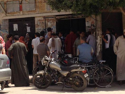 زحام وسرقة أمام جمعيات السلع التموينية بسوهاج.. والمسؤولون في إجازة