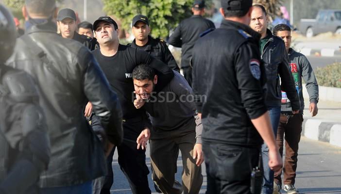 صحف بريطانية: الشرطة المصرية تستخدم العنف الجنسي ضد المعتقلات لإخضاعهم