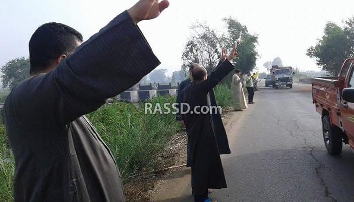 بالصور.. سلسلة بشرية لأهالي “دسوق” تنديدًا بإعدام شباب “عرب شركس”