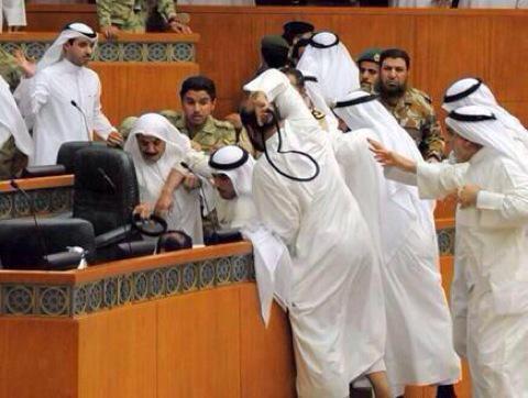 بالفيديو.. خناقة بـ”العقال” في البرلمان الكويتي بسبب عاصفة الحزم