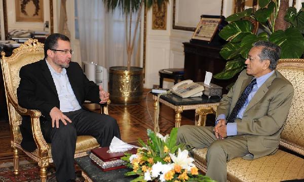 قنديل يبحث مع مهاتير الاستفادة من تجربة ماليزيا في التنمية