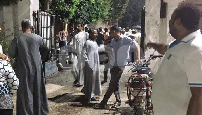 وقفة لأهالي أرمنت بسبب تعنت مجلس المدينة في تسليمهم وحدات الإسكان