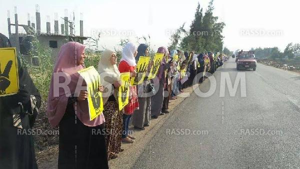 سلسلة بشرية على طريق “فاقوس – الحسينية” تنديدا بالانقلاب العسكري