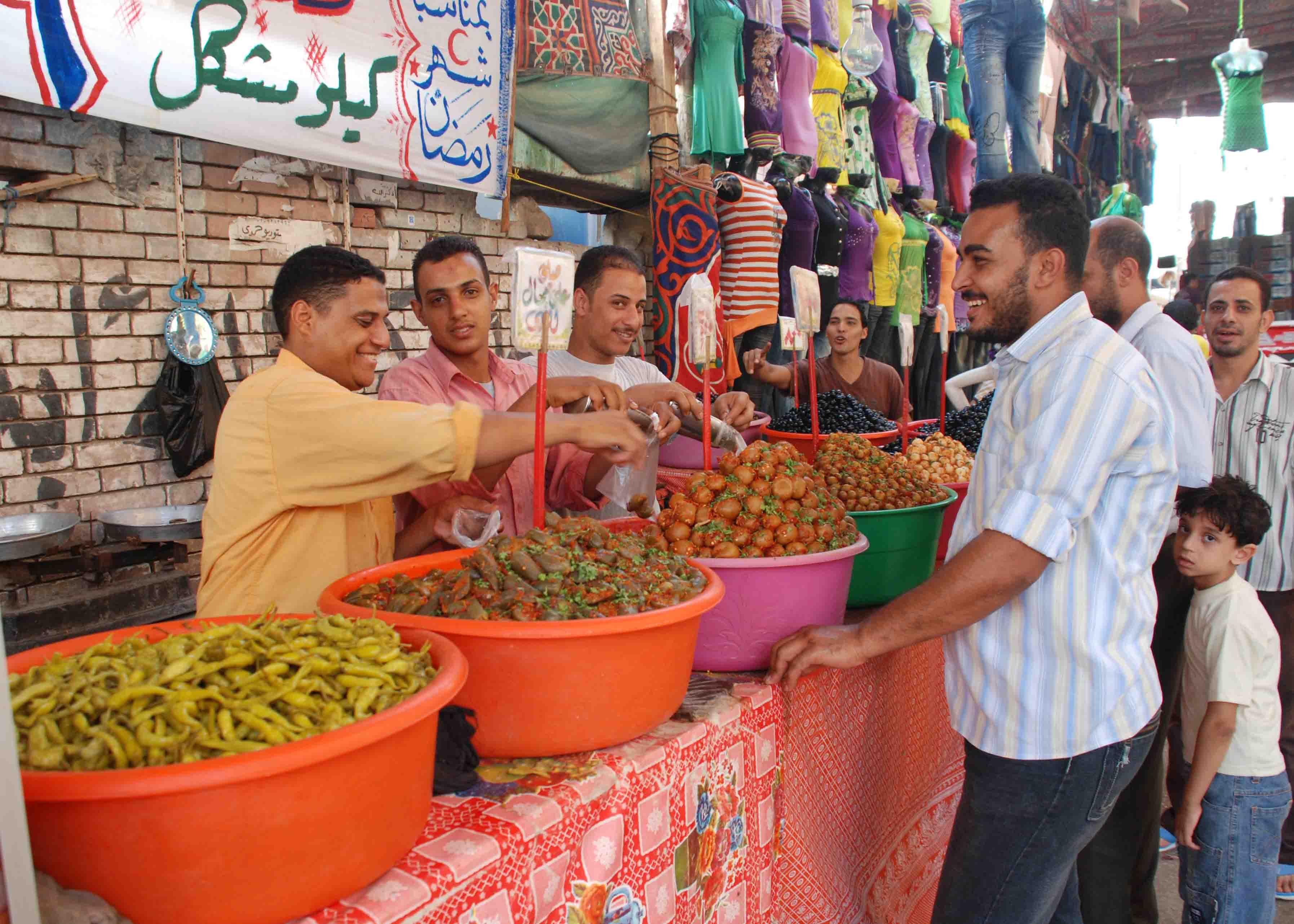أوّل “رمضان” على المصريين بعد “التعويم”.. تُجار طامحون وواقع غير مُشجع