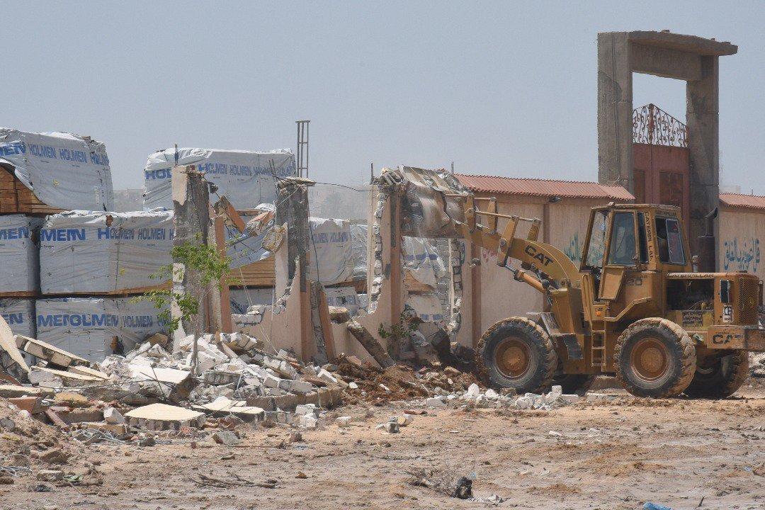 بالفيديو.. إصابة مواطن بالشلل التام بعد هدم وإزالة محل عمله