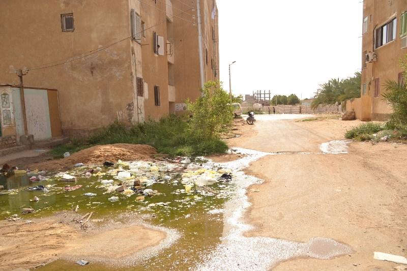 بالصور.. مدينة الخارجة “بحيرة” للمجاري بالوادي الجديد