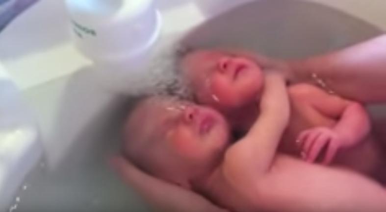 بالفيديو.. توأم يحتضنان بعضهما أثناء أول “استحمام”