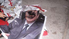 “مجهولون ضد الانقلاب” تعلق لافتة “انتخبوا العر*” ببرج العرب