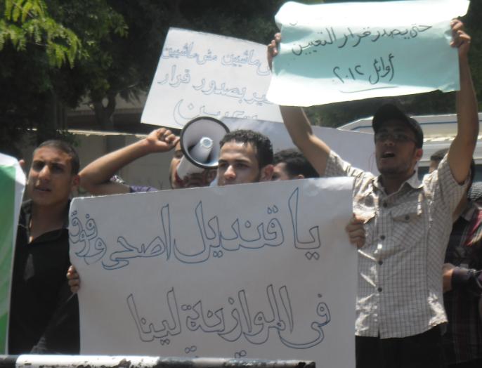 أوائل الخريجين يعتصمون أمام” الوزراء” للمطالبة بتعينهم