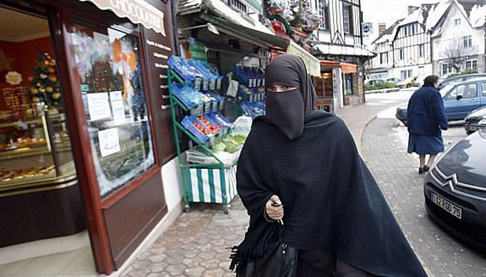 هولندا تقرر منع “النقاب” في المباني الحكومية ووسائل النقل العامة