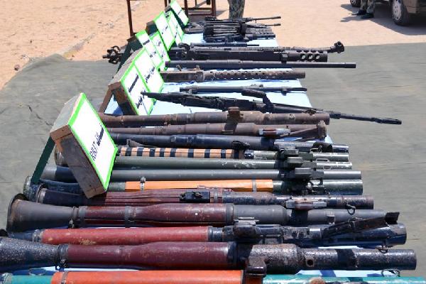 قوات الجيش تضبط كميات هائلة من الأسلحة والذخائر قبل تهريبها