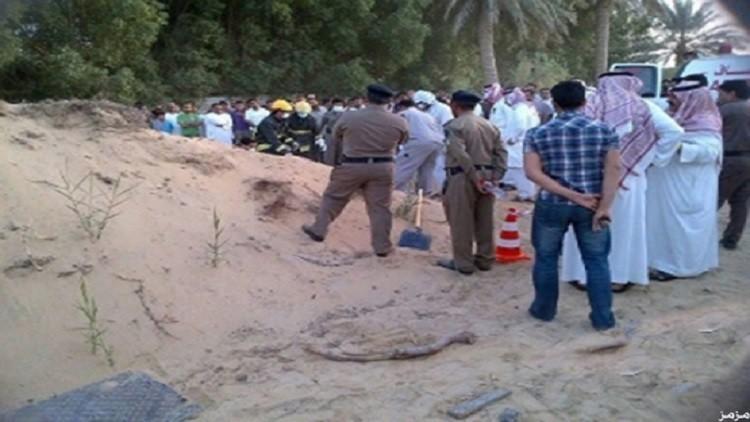 بالصور.. في جريمة بشعة.. 3 سعوديين يدفنون 5 هنود أحياء بالقطيف