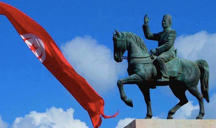 بعد نفيه 29 عامًا.. تمثال “بورقيبة” يعود لقلب العاصمة التونسية