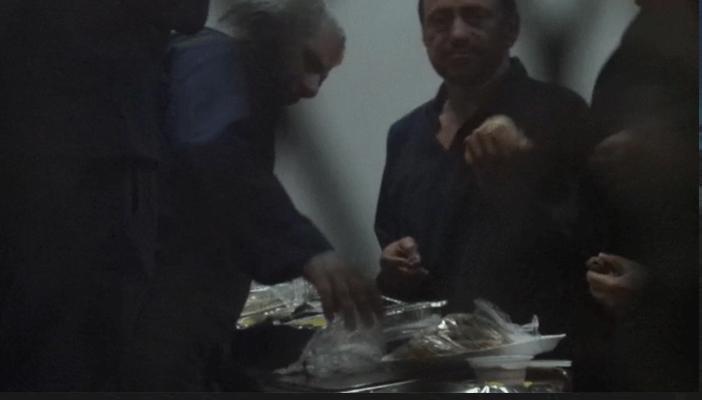 بالفيديو .. وجبة “كباب وكفتة” تجمع “عبد الفتاح” بالإخوان في الزنزانة